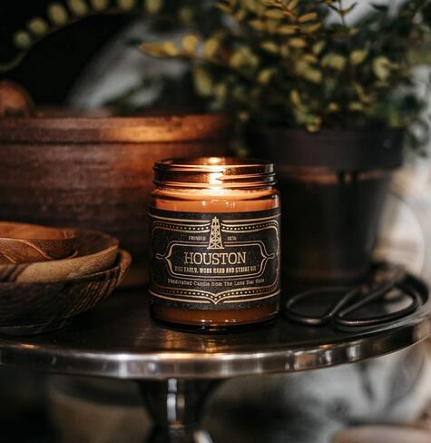 شمعة تكساس المعطرة من جاكسون فون، تكساس - روائح المريمية البرية، الفانيليا، نار المخيم، برطمان 9oz - وقت حرق لمدة 40 ساعة in Kuwait