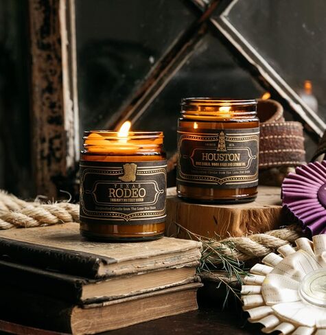 شمعة تكساس المعطرة من جاكسون فون، تكساس - روائح المريمية البرية، الفانيليا، نار المخيم، برطمان 9oz - وقت حرق لمدة 40 ساعة in Kuwait