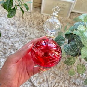 هدايا زينة لشجرة عيد الميلاد المصرية الفريدة من نوعها من Les Trois Pyramides مصنوعة يدويًا من الزجاج المنفوخ يدويًا، ومزينة بالذهب عيار 14 قيراط: أحمر in Kuwait
