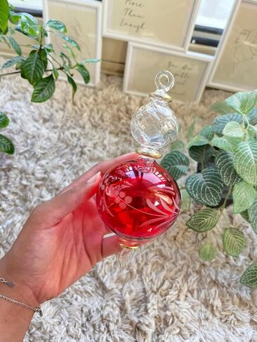 هدايا زينة لشجرة عيد الميلاد المصرية الفريدة من نوعها من Les Trois Pyramides مصنوعة يدويًا من الزجاج المنفوخ يدويًا، ومزينة بالذهب عيار 14 قيراط: أحمر in Kuwait