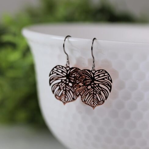 أقراط متدلية من أوراق Monstera سوداء جميلة وخفيفة الوزن معدنية على خطافات من التيتانيوم المضادة للحساسية (18 مم، أسود) in Kuwait