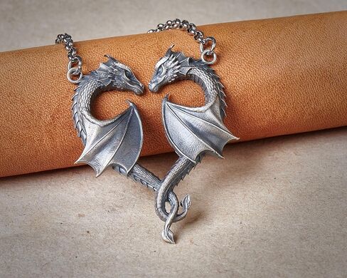مجوهرات Baldur - قلادة قلب تنين مزدوجة للأزواج - قلادة تنين الحب التي لا نهاية لها - سحر عشاق المجوهرات بأجنحة تنين سلتيك - مجوهرات تنين رائعة للرجال والنساء - تميمة قلادة فضية in Kuwait