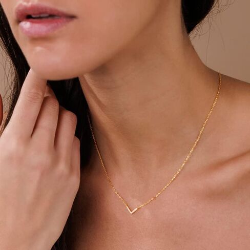 قلادة من الذهب عيار 14 قيراط على شكل حرف V | قلادة مجوهرات مثلث شيفرون | قلادة من الذهب على شكل حرف V مع زركونيا مكعبة | مجوهرات هندسية على شكل حرف V | قلادة داينتي شيفرون عيار 18 قيراط | هدية لها in Kuwait