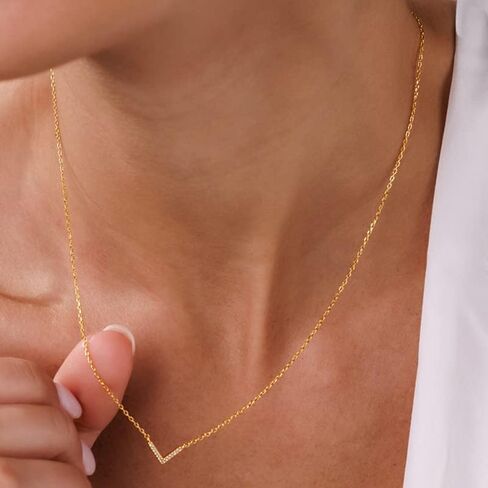 قلادة من الذهب عيار 14 قيراط على شكل حرف V | قلادة مجوهرات مثلث شيفرون | قلادة من الذهب على شكل حرف V مع زركونيا مكعبة | مجوهرات هندسية على شكل حرف V | قلادة داينتي شيفرون عيار 18 قيراط | هدية لها in Kuwait