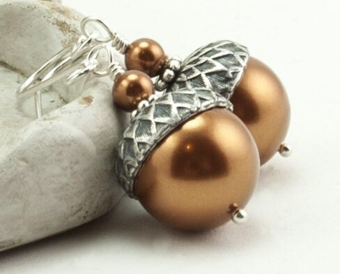 Dashe Designs أقراط بلوط مصنوعة يدويًا للنساء، لؤلؤ صناعي ملون نحاسي، أسلاك أذن من الفضة الإسترلينية in Saudi Arabia