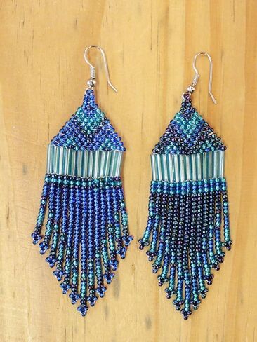 أقراط رويال - أزرق | بقلم Woza Moya (تعال يا روح التغيير) | مصنوع يدويًا بواسطة الحرفيين في مركز هيلكريست للإيدز في جنوب أفريقيا in Kuwait