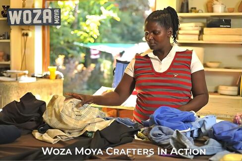 أقراط رويال - أزرق | بقلم Woza Moya (تعال يا روح التغيير) | مصنوع يدويًا بواسطة الحرفيين في مركز هيلكريست للإيدز في جنوب أفريقيا in Kuwait