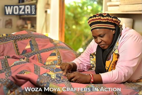 أقراط رويال - أزرق | بقلم Woza Moya (تعال يا روح التغيير) | مصنوع يدويًا بواسطة الحرفيين في مركز هيلكريست للإيدز في جنوب أفريقيا in Kuwait