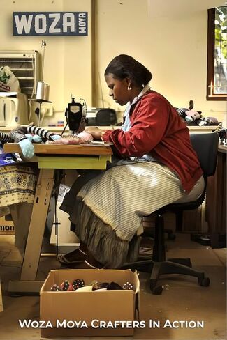 أقراط رويال - أزرق | بقلم Woza Moya (تعال يا روح التغيير) | مصنوع يدويًا بواسطة الحرفيين في مركز هيلكريست للإيدز في جنوب أفريقيا in Kuwait