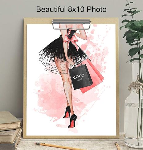 Glam Fashion Wall Art & Decor - صورة حائط Glamour Woman - تصميم عصري للغاية - ديكور حائط مصمم أزياء - طباعة ملصق لتزيين الحائط باللون الوردي - هدايا فاخرة للنساء والمراهقين والفتيات - تصميم الأزياء in Saudi Arabia