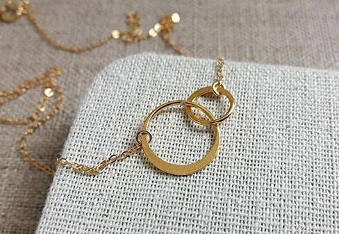 ابنة مختارة بعناية • هدايا مجوهرات للطفل المتبنى • قلادة هدية للابنة • من الأم والأب • تذكار التبني • ذهب عيار 14 قيراط • دوائر أبدية مزدوجة • هدايا غير بيولوجية للأم والأب • نساء بنات in Kuwait