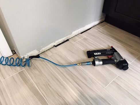 خرطوم هواء من البولي يوريثين من Amflo 24-25E-RET أزرق 120 PSI بأطراف دوارة 1/4 × 25 بوصة مع 1/4 MNPT وملاءمة تثبيت مانعة الانثناء, 1/4 inches in Kuwait