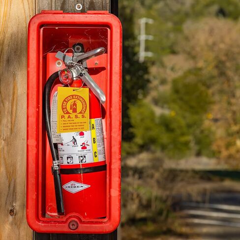 حزمة مكونة من 50 بطاقة طفاية حريق ومثقاب ثقب، بما في ذلك علامة فحص طفاية الحريق السميكة المقاومة للماء 2023-2026 مع أداة ثقب العلامة (5 × 3.25 بوصة) in Kuwait