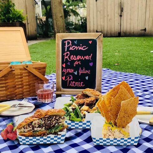 صواني طعام ورقية بنمط مربعات باللونين الازرق والابيض in Kuwait