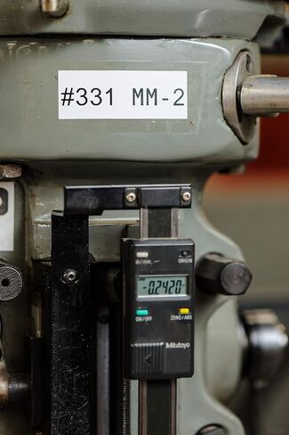 برادي MC-375-422 بوليستر B-422 أسود على أبيض خرطوشة صانع التسمير، عرض 63.5 سم × ارتفاع 0.95 سم، لطابعات BMP51/BMP53 in Kuwait