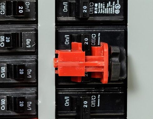 BRADY WORLDWIDE INC Brady Universal Multi Pole Breaker Lock، الموديل: 66321 in Kuwait