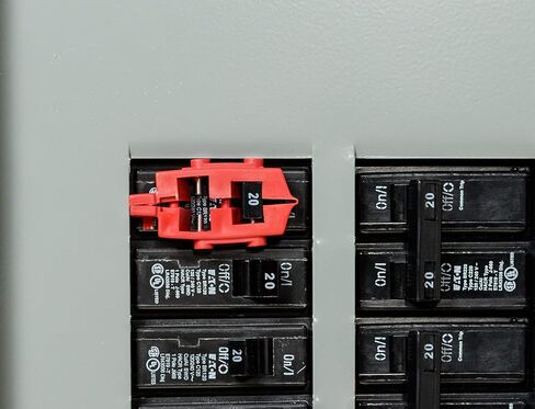 برادي 65688 قفل قاطع 120 فولت (عبوة من 6 قطع)، أحمر in Kuwait