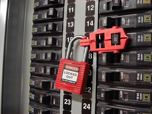 برادي 65688 قفل قاطع 120 فولت (عبوة من 6 قطع)، أحمر in Kuwait