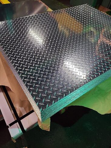 .063 لوح معدني من الألومنيوم اللامع 12 × 36. قطعة معدنية جميلة جدًا، كل المعادن لدينا بها حواف مصقولة لإزالة الحروق الشديدة. جيدة للشاحنة. مقعد العمل، الجراج وأكثر من ذلك بكثير. in Kuwait