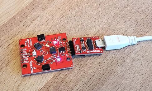 جهاز استشعار SparkFun Triad Spectroscopy - AS7265x يجمع الفحص البصري بين مصابيح LED المرئية للأشعة فوق البنفسجية والأشعة تحت الحمراء مع ثلاثة أجهزة استشعار طيفية Vcc 3.3V Qwiic I2C Serial Breadboardable أو لا يتطلب لحام in Saudi Arabia