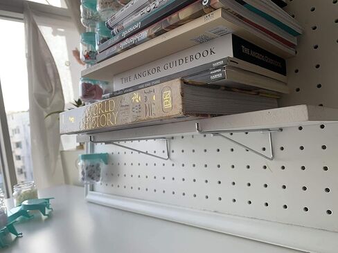 مجموعة ارفف بيجبورد من 3 ارفف شديدة التحمل ودعامات ستيل متينة بفتحات 1/4 انش - ارفف تنظيم الواح تثبيت مقاومة للبقع بلون ابيض - ملحقات لوح تثبيت للمنزل والجراج والحضانة in Kuwait