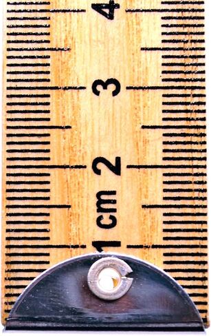 عصا قياس مزدوجة الجوانب - عصا قياس مترية من الخشب الصلب، قراءة أفقية ونهايات معدنية واقية - Eisco Labs in Kuwait