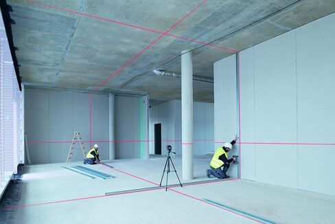 Bosch GLL3-330CG 200 قدم 360 درجة شعاع أخضر ثلاثي المستوى وخط محاذاة ذاتي التسوية بالليزر مع (1) شاحن بطارية ليثيوم أيون 2.0 أمبير بحد أقصى 12 فولت، حقيبة حمل صلبة لجهاز تحديد المواقع BM1 in Saudi Arabia