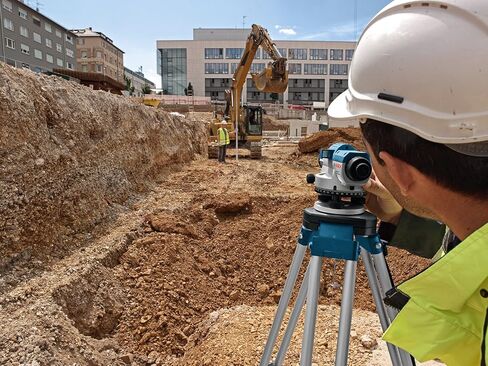BOSCH Optical Level Kit with 32x Magnification Power Lens, Tripod and Rod GOL 32CK, Grey in Saudi Arabia