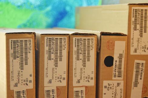 استبدال 6 قطع من مكثفات سلسلة FM من باناسونيك 35 فولت 33 فائق التوهج، مقاومة منخفضة ESR 105 درجة مئوية in Kuwait