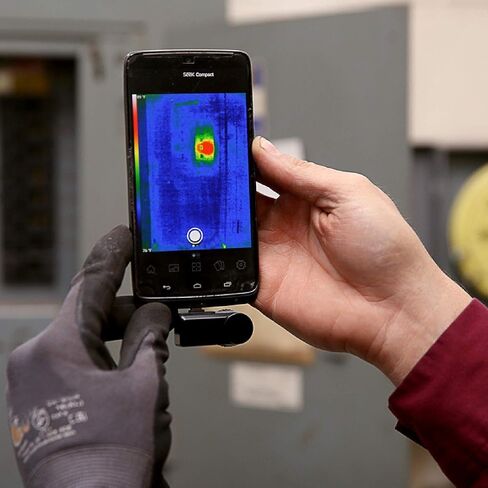 Seek Thermal Compact - كاميرا تصوير حراري متعددة الأغراض لنظام iOS، أسود - LW-AAA in Saudi Arabia