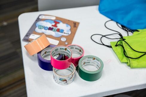 شريط لاصق بلون نيون من العلامة التجارية Duck Tape، ألوان شريطية متنوعة زاهية للفنون والحرف اليدوية، والإصلاحات، وترميز الألوان والمشروعات اليدوية، 4 لفات in Kuwait