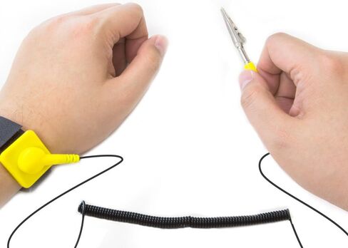 كينج وين سوار معصم مضاد للكهرباء الساكنة، سوار معصم اي اس دي قابل للتعديل يناسب معصمك بشكل مريح. سوار ارضي لحماية جهاز الكمبيوتر او الالكترونيات من الكهرباء الساكنة in Kuwait