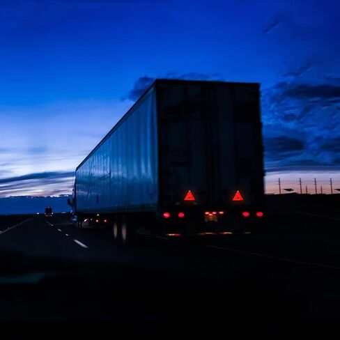 لافتة تحذير عاكسة أمان من إنجنيست مكونة من قطعتين، علامة أمان مثلثة تتحرك ببطء في السيارة، عاكسة من الدرجة الهندسية للشاحنة في الهواء الطلق، السيارة، عربة الجولف in Kuwait