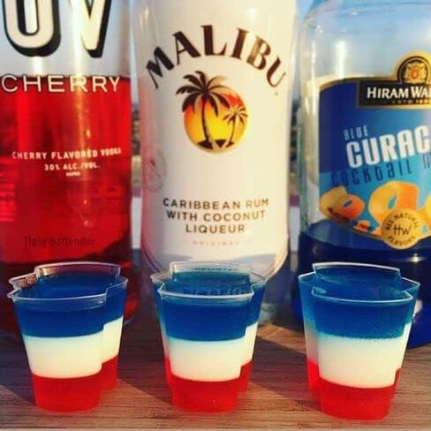 50 EZ-Squeeze Jello Shot Cups With Lids - 2 oz Max Capacity-New and Improved Design 2019 - Jello Shot Cups With Lids Stack-able - Easy To Squeeze -Fun For All Occasions in Saudi Arabia