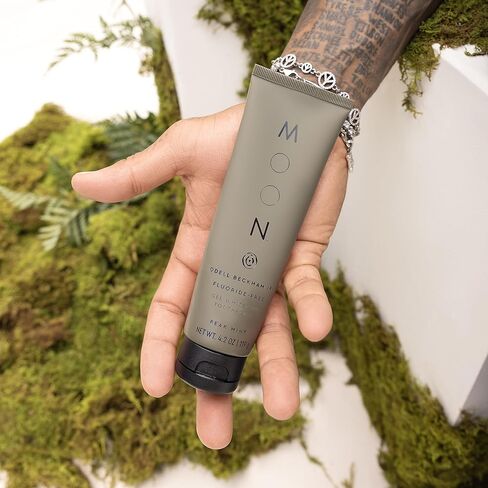 معجون أسنان جل تبييض القمر × OBJ، تحديث وتبييض ابتسامتك، نكهة النعناع الذروة للنفس المنعش، خالي من الفلورايد، نباتي ولم يتم الإساءة إلى الحيوانات في تصنيعه، تم إنشاؤه بالاشتراك مع أوديل بيكهام جونيور للبالغين، 4.2 أونصة in Kuwait