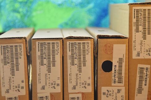 استبدال 6 قطع من مكثفات سلسلة FM من باناسونيك 25 فولت 1800 فائق التوهج ذات مقاومة منخفضة in Kuwait