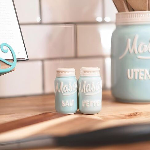 مجموعة أدوات مطبخ Mason Jar مكونة من 17 قطعة - إكسسوارات مطبخ عتيقة - أكواب وملاعق قياس، ومسند ملعقة، وهزازات ملح وفلفل، وحامل إسفنجة، وجرة بسكويت، وأواني فخارية - هدية عيد الأم - أزرق مائي in Kuwait