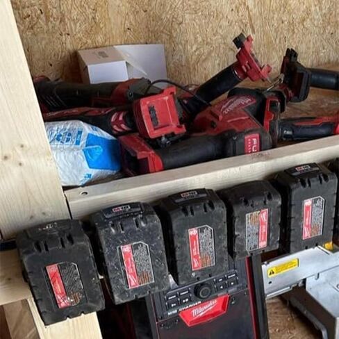 حامل بطارية Gijok لبطارية Milwaukee M18 18V (بدون بطارية)، 5 عبوات تخزين بطاريات مثبتة على الحائط للجدار، شاحنة العمل، الرف، صندوق الأدوات in Saudi Arabia