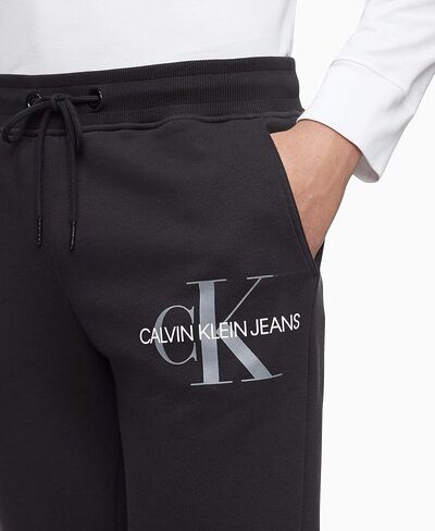 بنطال رياضي رجالي من Calvin Klein عليه شعار Monogram in Kuwait