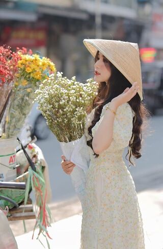 مجموعة Ao Dai بأكمام منتفخة وأزهار صغيرة صفراء | الفيتنامية الحديثة المعدة مسبقًا آو داي| آو داي مع السراويل in Kuwait