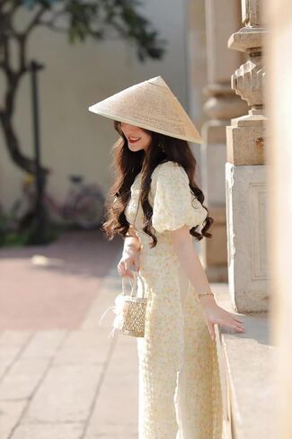 مجموعة Ao Dai بأكمام منتفخة وأزهار صغيرة صفراء | الفيتنامية الحديثة المعدة مسبقًا آو داي| آو داي مع السراويل in Kuwait