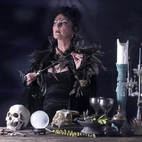 Hoemwarm Halloween أسود ريشة شال الرأس مع زوج واحد من قفازات الريش وملصقات وشم الوجه للنساء، طوق ريش قوطي برقبة كيب كتف شال زي لحفلات الهالوين in Kuwait