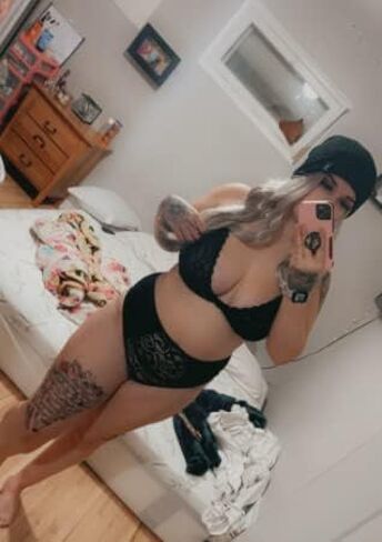 طقم ملابس داخلية مقاس كبير من Ella Lust للنساء - حمالة صدر مخملية مثيرة مع أربطة شبكية مخملية جذابة ولباس داخلي عالي الخصر in Kuwait