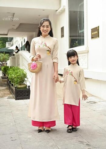 مجموعة أمي وابنتها كريم الحرير والتطريز آو داي | الفيتنامية التقليدية المعدة مسبقًا آو داي مع السراويل | آو داي للفتاة in Kuwait