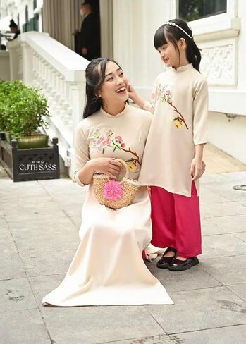 مجموعة أمي وابنتها كريم الحرير والتطريز آو داي | الفيتنامية التقليدية المعدة مسبقًا آو داي مع السراويل | آو داي للفتاة in Kuwait