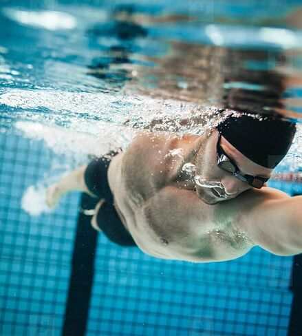 ملابس سباحة رياضية للرجال من DEVOROPA، ملابس سباحة مضغوطة بأرجل مربعة، ملابس سباحة قصيرة للتدريب، سريعة الجفاف، شورتات سباحة للاستحمام in Kuwait