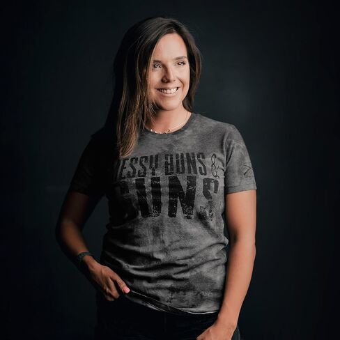 Grunt Style Messy Buns & Guns - Women's T-Shirt in Saudi Arabia