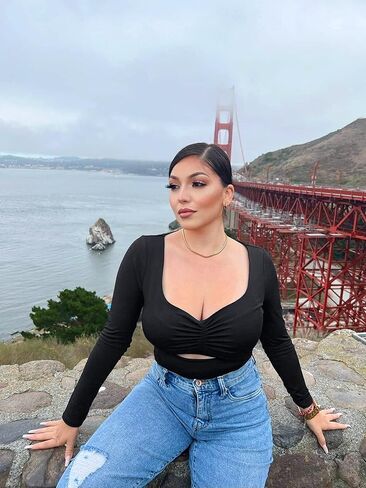 تي شيرت نسائي من FENSACE بأكمام طويلة ومكشكش ومكشكش وذو قصة ضيقة in Kuwait