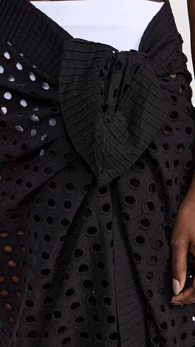 المرأة الصلبة والمخططة The Eyelet Pareo in Kuwait