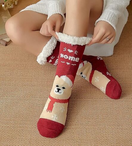 4 أزواج من جوارب عيد الميلاد المجيد من Gellwhu هدايا للنساء من قماش الشيربا المبطن السميك والدافئ وغير القابل للانزلاق للعطلات مع مقابض in Kuwait